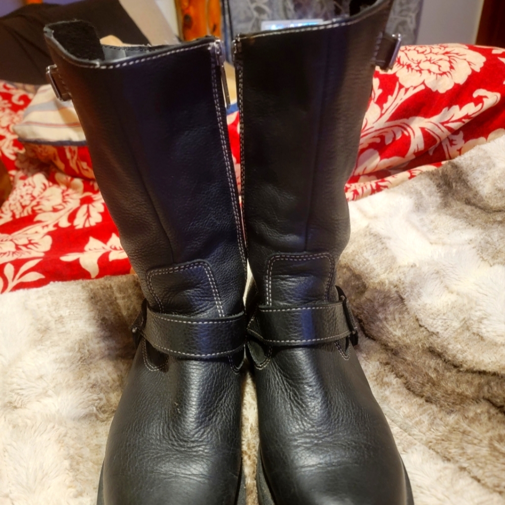 Womens harley Davidson short boots. Zipper on side. Sx 8.5. Great condition.